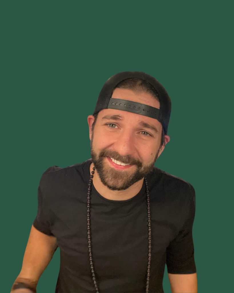 Friendly man wearing a black t-shirt and baseball cap